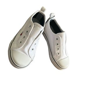 TOMMY HILFIGER
KIDS' WHITE LACELESS SNEAKER